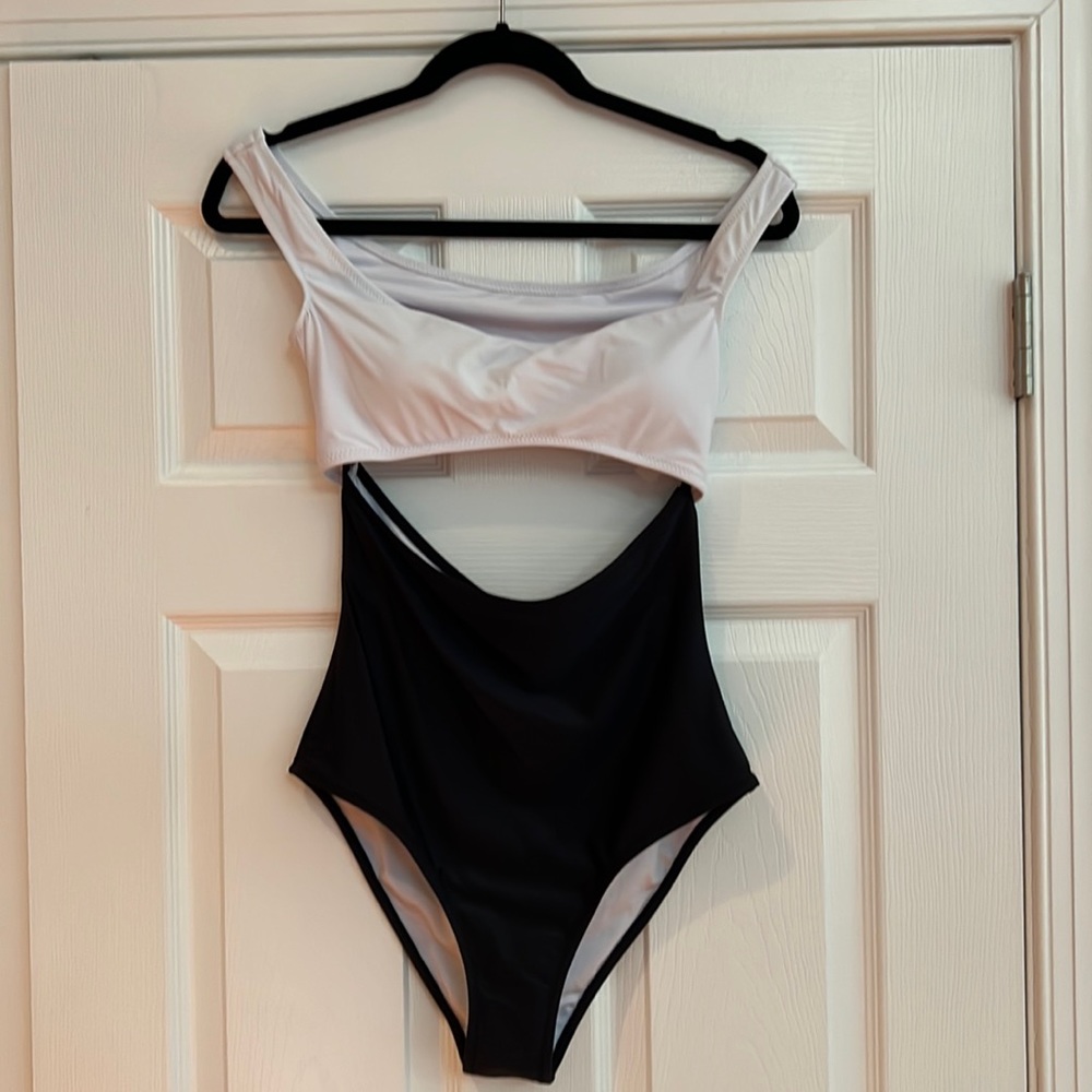 CUPSHE cut out one piece medium